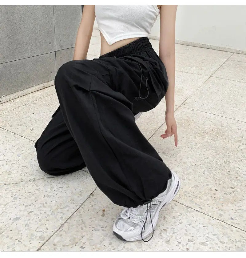Pantaloni tehnici damă cu talie joasă, croială largă și șnur, stil Y2K streetwear – joggeri oversize, casual și comozi
