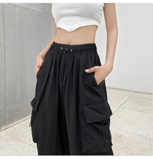 Pantaloni tehnici damă cu talie joasă, croială largă și șnur, stil Y2K streetwear – joggeri oversize, casual și comozi