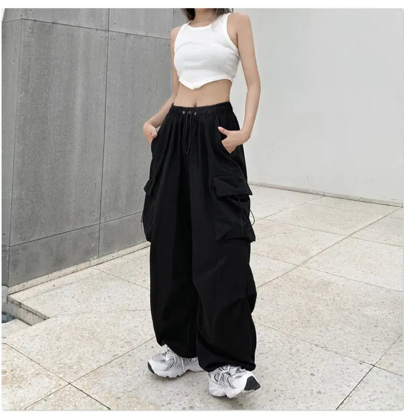 Pantaloni tehnici damă cu talie joasă, croială largă și șnur, stil Y2K streetwear – joggeri oversize, casual și comozi